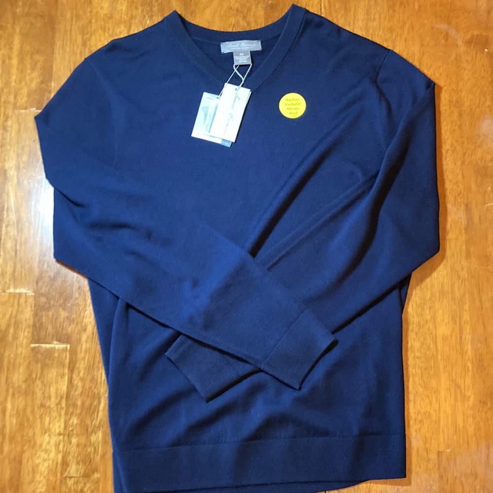 Daniel Cremieux Navy blue V-neck sweater 100% merino wool.